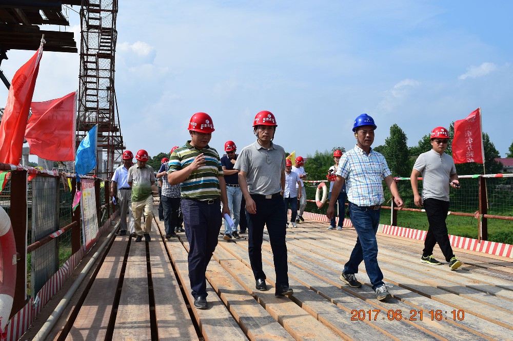 舒行鋼副廳長蒞臨益婁高速公路第十一合同段調(diào)研，視察工程進(jìn)展